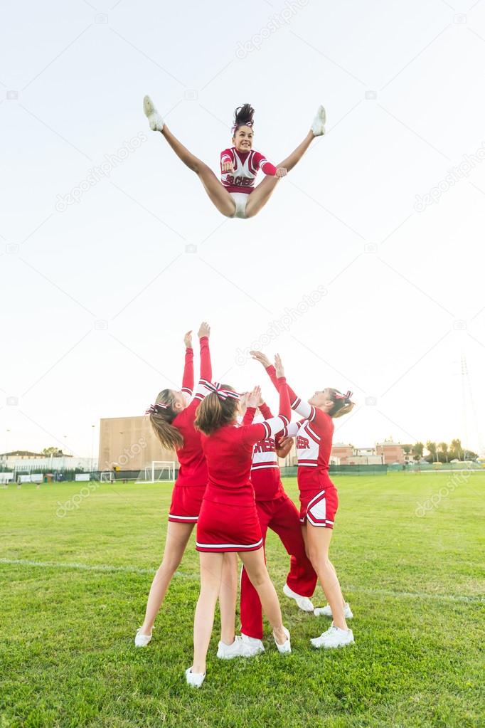 What Are Cheerleading Stunts