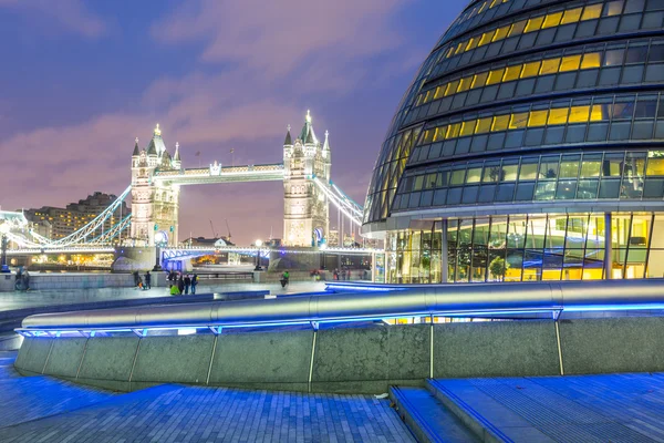 Tower bridge i ratusz w nocy — Zdjęcie stockowe