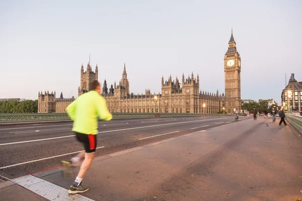 Big Ben hajnalban előtt futó — Stock Fotó