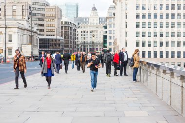 London, Büyük Britanya - 24 Ekim: turist ve taşıt yürüyüş