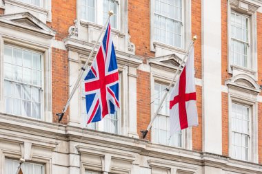 Bina cephe İngiltere ve İngiltere bayrakları