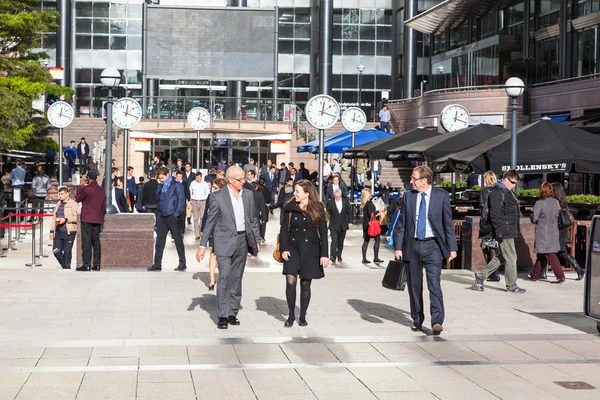 London, Storbritannien - 30 oktober: pendlare i canary wharf, — Stockfoto