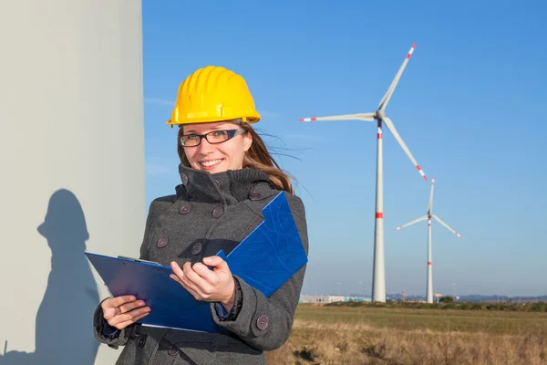Kobieta inżynier w farmy turbin wiatrowych — Zdjęcie stockowe