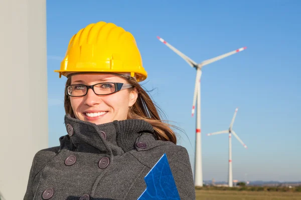 Rüzgar Türbinleri Çiftliğindeki Kadın Mühendis — Stok fotoğraf