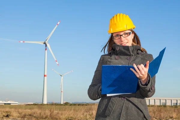 Ingeniera femenina en una granja de aerogeneradores —  Fotos de Stock