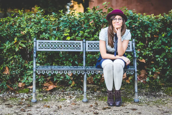 Oude ouderwetse vrouw portret op park — Stockfoto