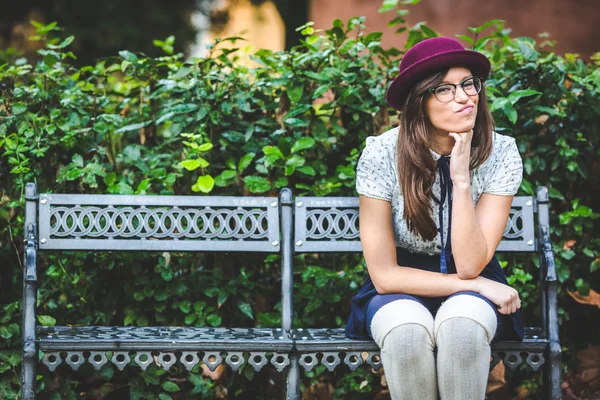 Antiguo retrato de mujer a la moda en Park — Foto de Stock