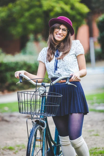 Antigua mujer de moda en el parque con bicicleta — Foto de Stock