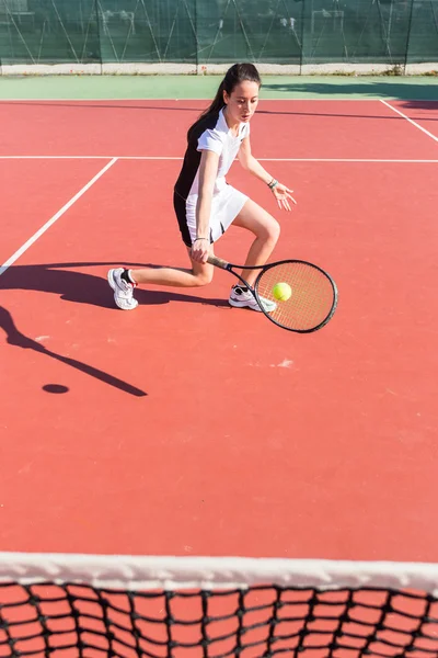 테니스를 치는 젊은 여자 — 스톡 사진