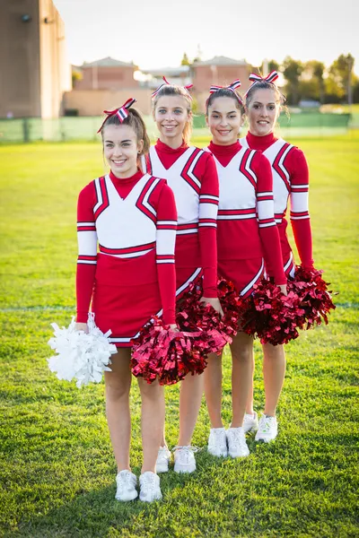 Gruppo delle cheerleader sul campo — Foto Stock