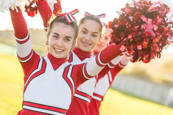 Grupy cheerleaders z podniesiona pompon — Zdjęcie stockowe