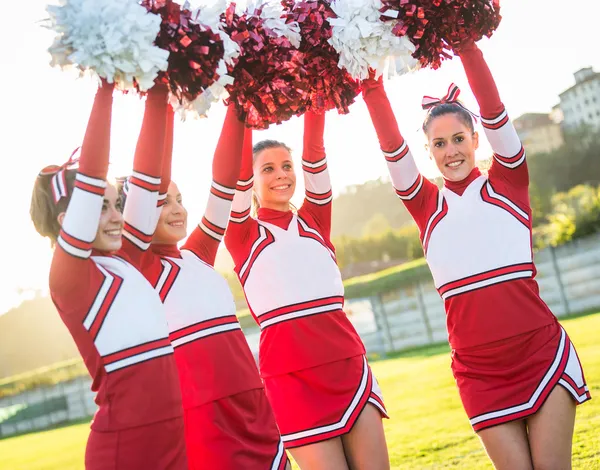 Η ομάδα των cheerleaders με υπερυψωμένο pompom — Φωτογραφία Αρχείου