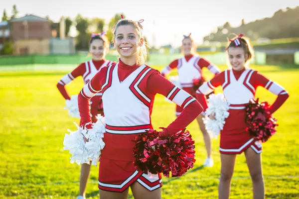 Groupe de pom-pom girls sur le terrain — Photo