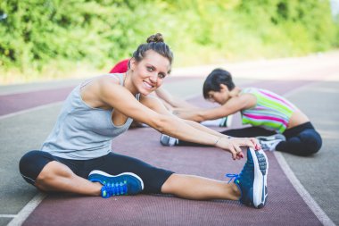 Bir grup insan esneme egzersizleri yapıyor.