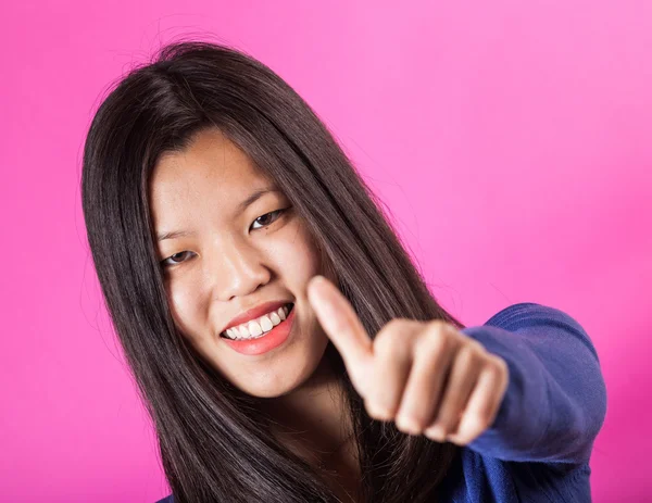 Mulher chinesa com polegar para cima — Fotografia de Stock
