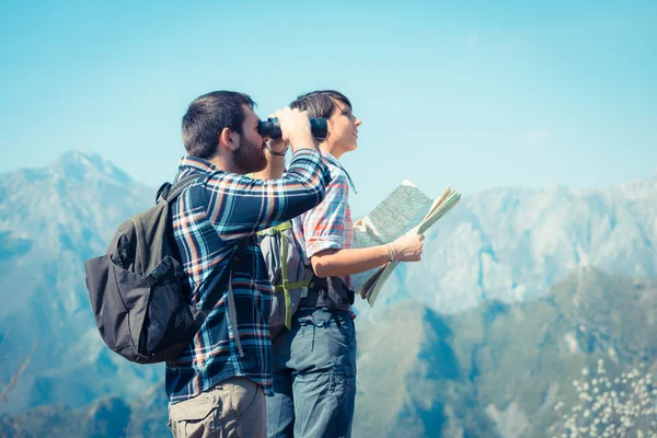 Casal jovem na vista panorâmica — Fotografia de Stock