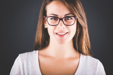 koyu arka plan üzerinde dalgın genç kadın