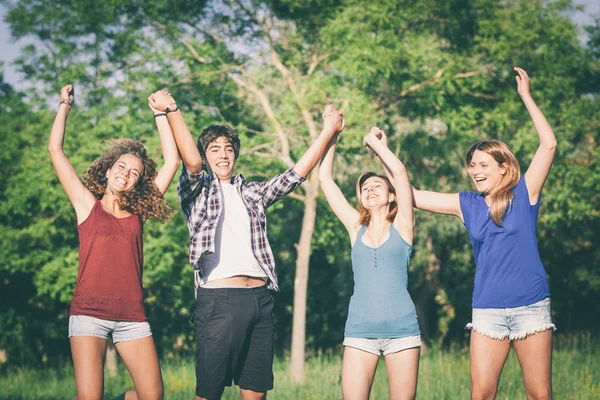 Gruppe Jugendlicher springt in Park — Stockfoto