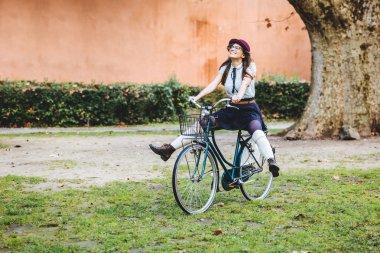 eski moda kadın binicilik bisiklet park