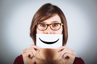 smiley duygu ile genç ve güzel kadın
