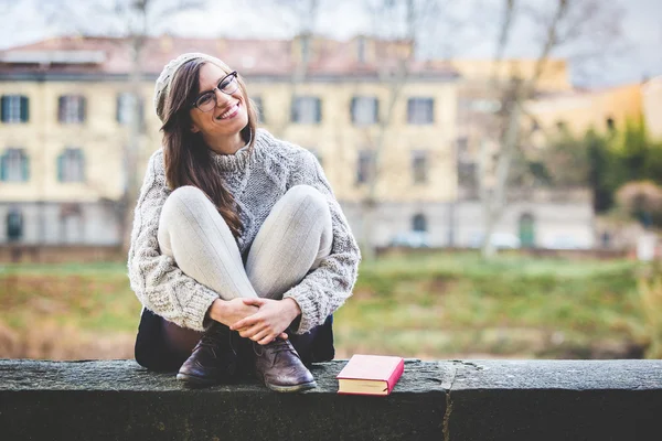 Hermosa vieja moda estudiante al aire libre — Foto de Stock