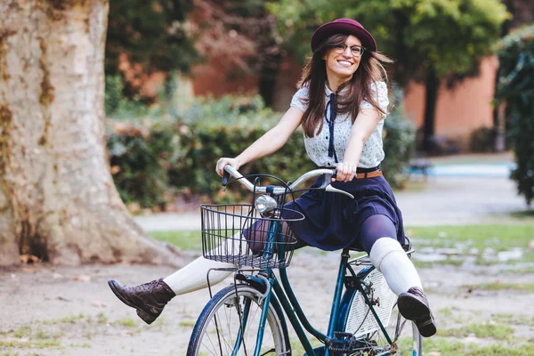 Vieja mujer a la moda montar en bicicleta en el parque —  Fotos de Stock