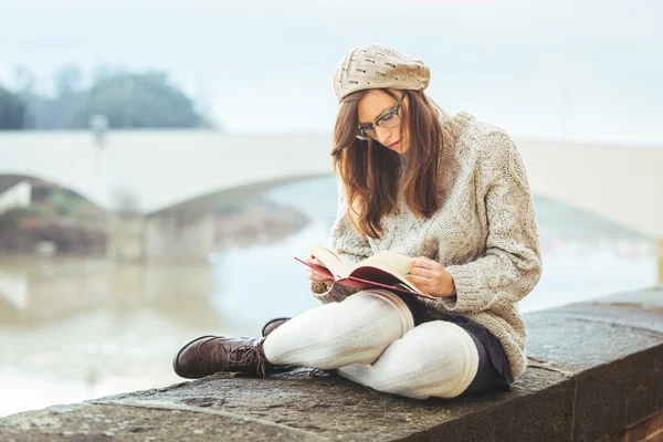 Vackra gamla gammaldags kvinnlig student utomhus — Stockfoto