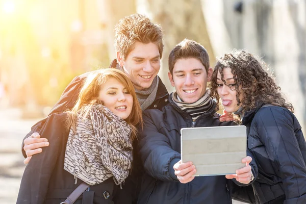 Groep vrienden praten zelfportretten met digitale tablet — Stockfoto