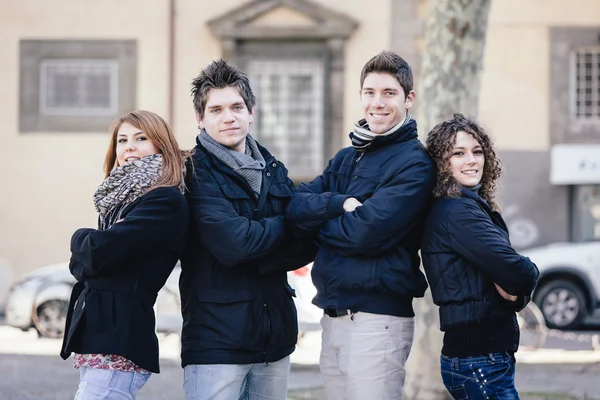 Grupo de amigos abraçados ao ar livre — Fotografia de Stock