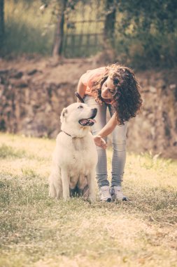Köpeğiyle yürüyen genç bir kadın