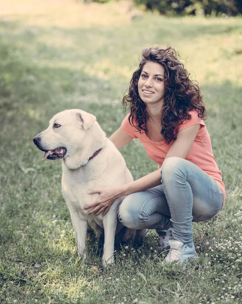 Giovane donna con cane — Foto Stock