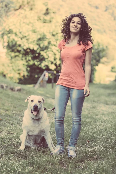 Молодая женщина с собакой — стоковое фото