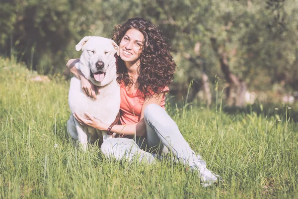 Köpekli genç kadın. — Stok fotoğraf