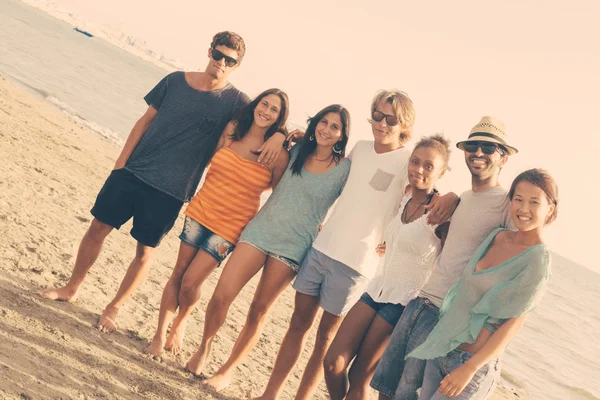 Groupe multiethnique d'amis à la plage — Photo