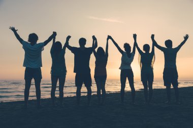bir grup insan batımını kaldırdı kollarını