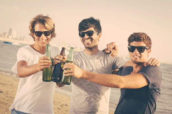 Grupo de meninos torcendo na praia — Fotografia de Stock