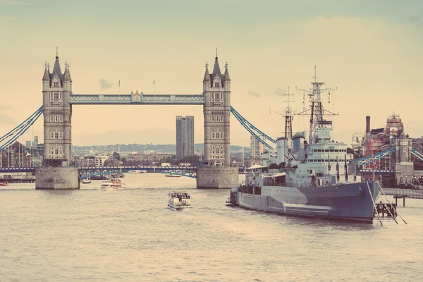 Tower bridge, Themsen och hms belfast i london — Stockfoto