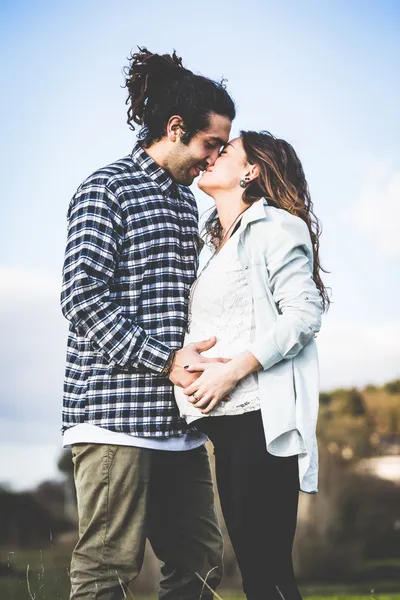 Zwangere vrouw met haar housband buiten — Stockfoto