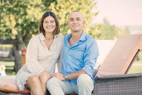 Sonriente pareja madura al aire libre — Foto de Stock