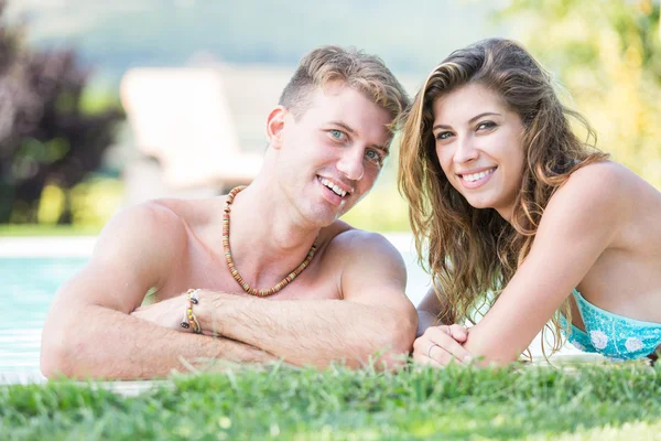 Bella giovane coppia accanto alla piscina — Foto Stock