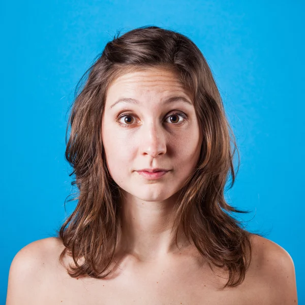 Hermosa mujer sobre fondo azul — Foto de Stock