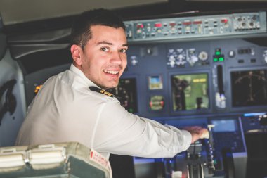 Genç pilot uçağın kokpit