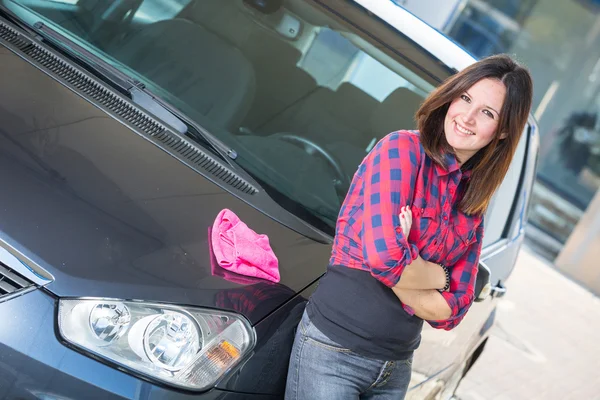 Jovem mulher lavando carro — Fotografia de Stock