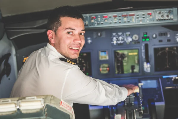 Jovem piloto no cockpit do avião — Fotografia de Stock