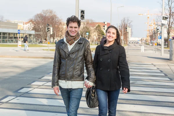 Ungt par passerar vägen på övergångsstället — Stockfoto