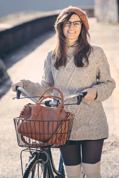 Vieja mujer de moda con bicicleta en la ciudad —  Fotos de Stock