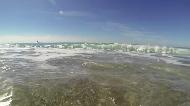 Ondas na costa do mar — Vídeo de Stock