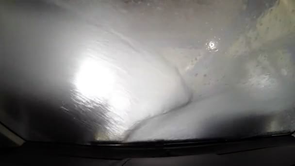Condução através de uma lavagem de carros — Vídeo de Stock