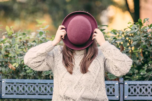 Vieja mujer de moda escondiéndose detrás del sombrero —  Fotos de Stock