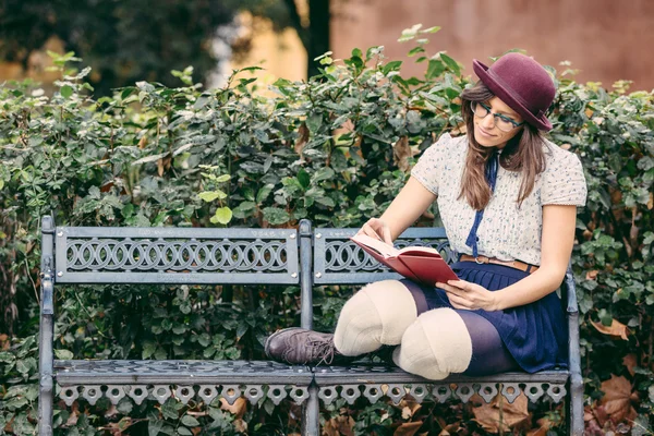 Antigua mujer de moda leyendo un libro — Foto de Stock